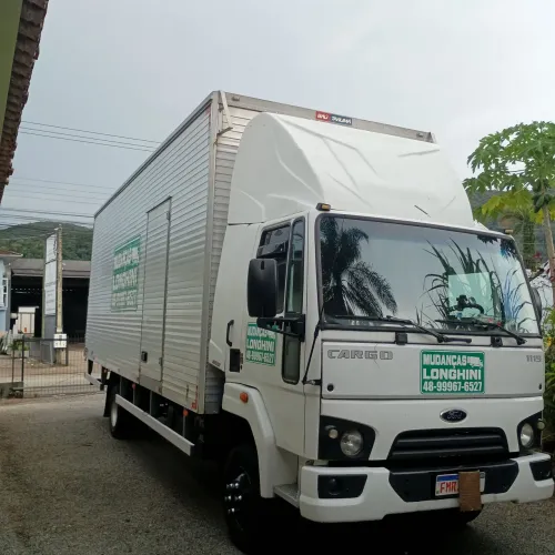 Cargo 1119 com baú zero de 7.5 metros.