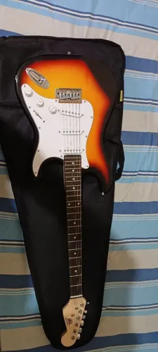 Guitarra com  Pedaleira MVave e capa acolchoada. Semi Nova, pouco uso