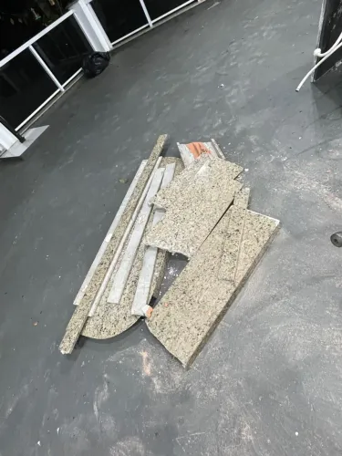 Conjunto de pias e bancadas de Granito Amarelo Icaraí