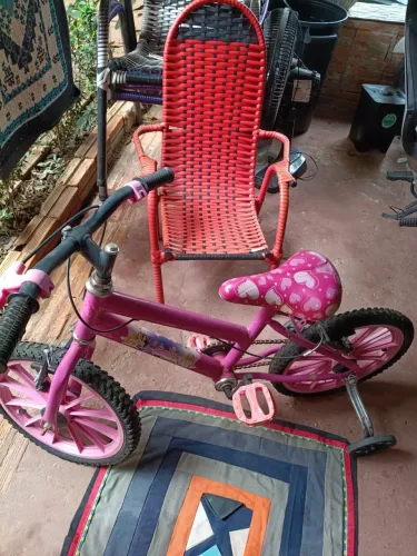 Bicicleta e cadeira de fio infantil