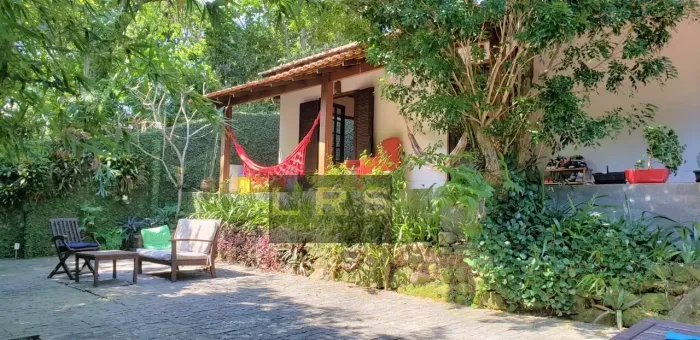 EXCELENTE CASA REFORMADA COM 04 QUARTOS - 254 M² EM COSME VELHO.