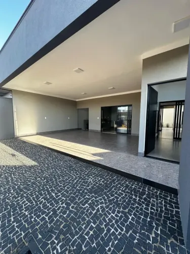 Casa à venda em Rio Verde com acabamento moderno, 3 suítes, churrasqueira e armários embut