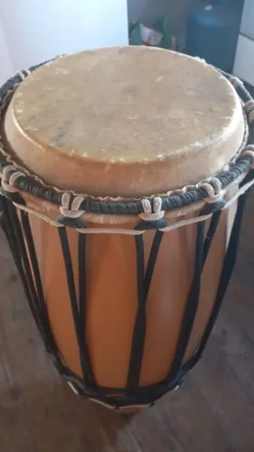 Atabaque artesanal de couro de boi