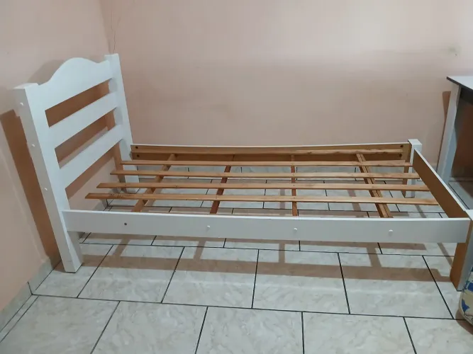 Cama e colchão de solteiro ATIMO ESTADO!