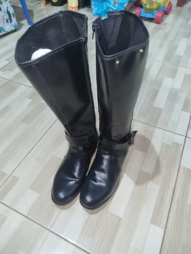 Esta bota montaria preta de cano alto