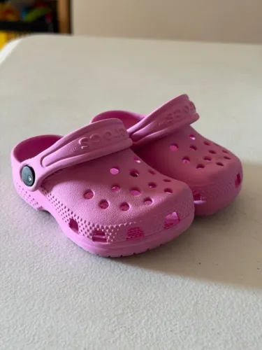 Crocs rosa infantil 