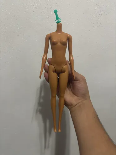 Corpo Barbie básica latina 2026