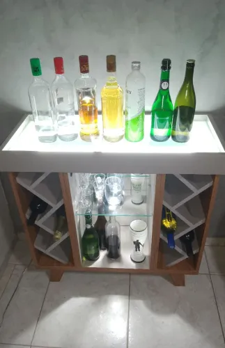 Bar adega com iluminação led integrada. 
