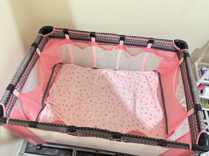 Berço Portátil Fit Com Mosquiteiro Rosa Geo - Voyage