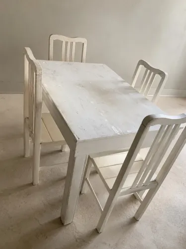 Mesa de madeira com 4 cadeiras