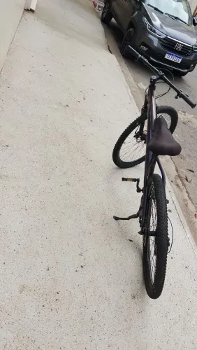 Vendo bicicleta aro 29 , cor roxa escura quase preta . 400$ pra retirar,