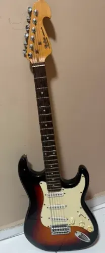 Guitarra Shelter Stratocaster Custom Hand Made Series SST62 Sunburst escudo branco