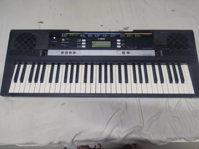 Piano Yamaha PSR-E243