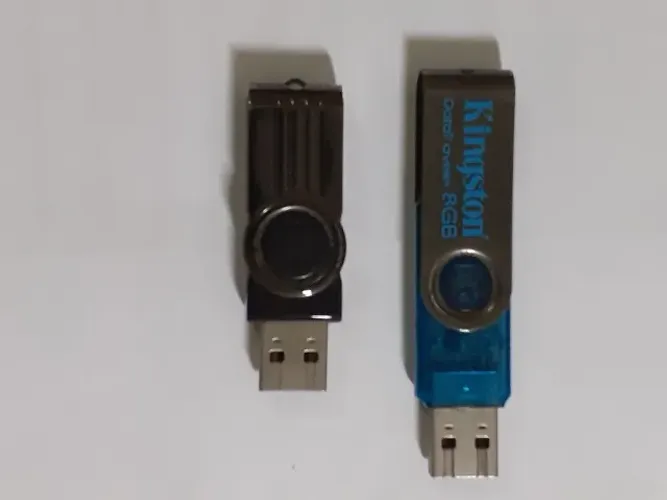 Pen drives 8 GB e 16 GB vazios e usados