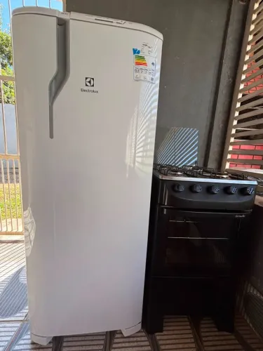 Geladeira Electrolux (6 meses de uso) + Fogão 4 bocas (entrego)