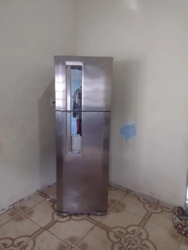 Geladeira Electrolux Frost Free de inox funcionando perfeitamente (com dispenser de água)