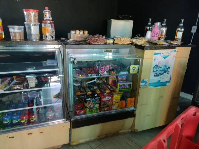 Balcões e geladeira expositora