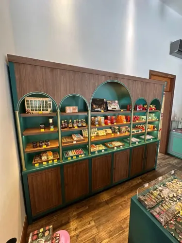 Estante em MDF com 5 portas, iluminada com leds, pintura em laca, acompanha 7 bandejas.