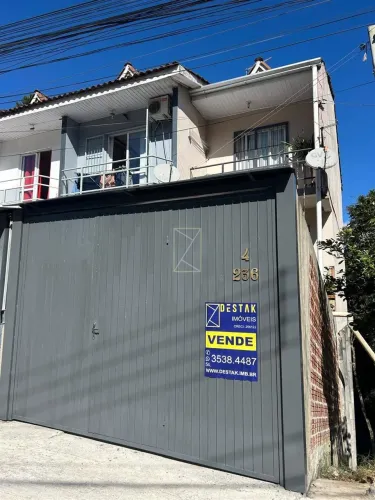Sobrado localizado no bairro Charqueadas Conta com 2 quartos Garagem