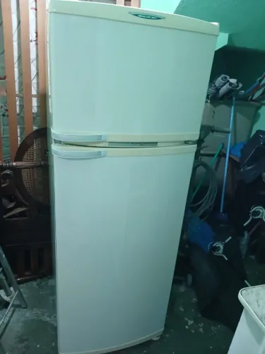 Vende - se uma geladeira Brastemp 