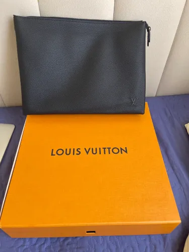 Pochette Jour GM (tamanho grande) em Couro Taurillon Black.