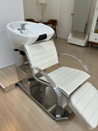 Vendo o lavatório por apenas R$1800,00 com 3 meses de uso.
