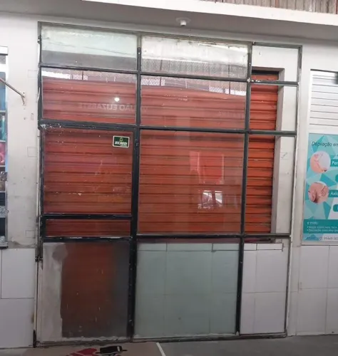 Fachada com estrutura de ferro e vidro