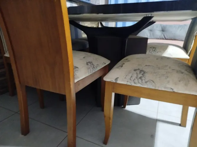 Mesa de mármore com 7 cadeiras