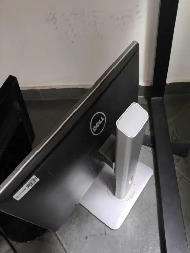 Duas telas, LG e Dell, usadas funcionando