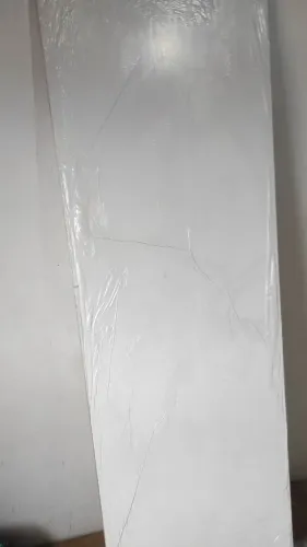 Porta de madeira branca para quarto