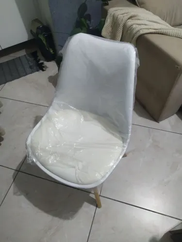 Cadeira estofada com pés de madeira