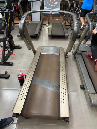 Tenho 4 esteiras modelo E720 da Movement Fitness disponíveis para venda