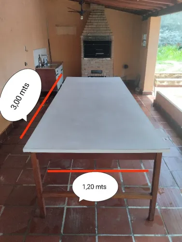 Mesa grande em madeira revestida com fórmica