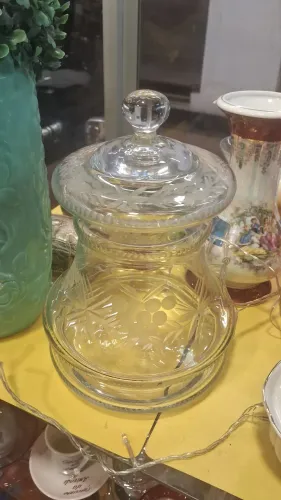 Antiga bomboniere, raramente preservada e adornada com uma singela elegância