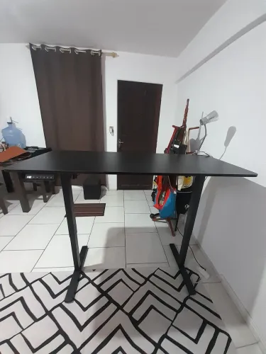 Mesa de escritório com regulagem de altura eletrica (Semi nova)