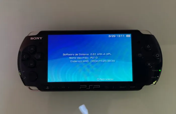 PSP-3001 desbloqueado + proteção + estojo + carregador + seis jogos (2 deles sendo iguais)