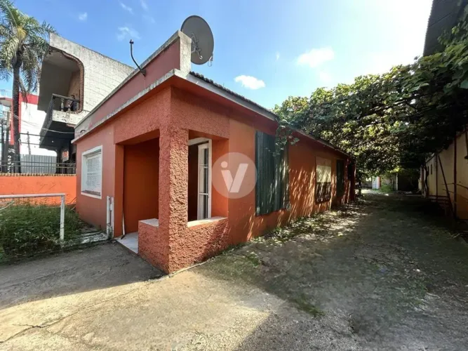 Casa para locação, com estacionamento e local externo, na Av. Ângelo Bolsson.