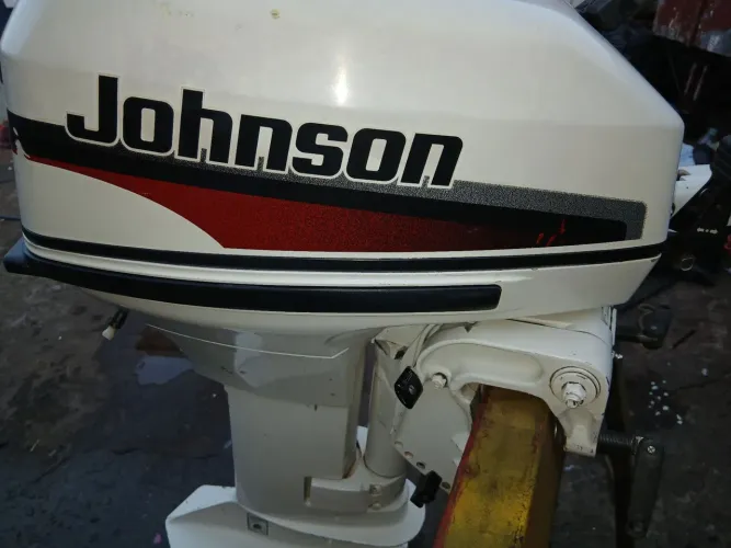 Motor 15 hp Jonhson ano 2000,muito novo acompanha tanque.motor pouco tempo de uso.