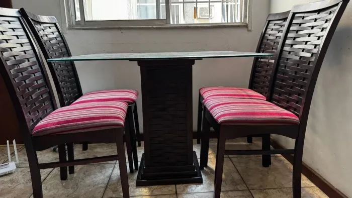 Mesa com tampo de vidro e 4 cadeiras