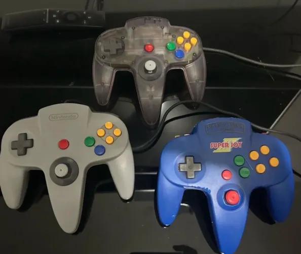 3 manetes controles nintendo 64, usadas em ótimo estado de conservação, como se ver.