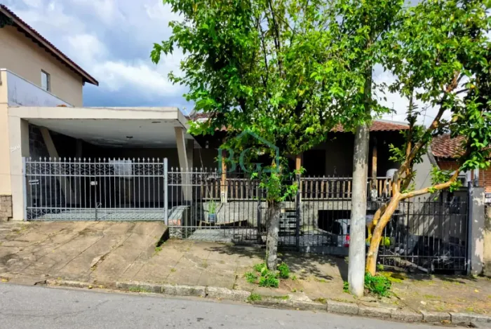 Excelente casa á venda no bairro Marçal Santos em Poços de Caldas MG.