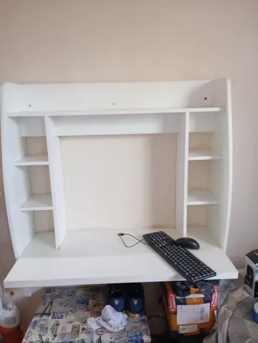 Mesa de computador suspensa