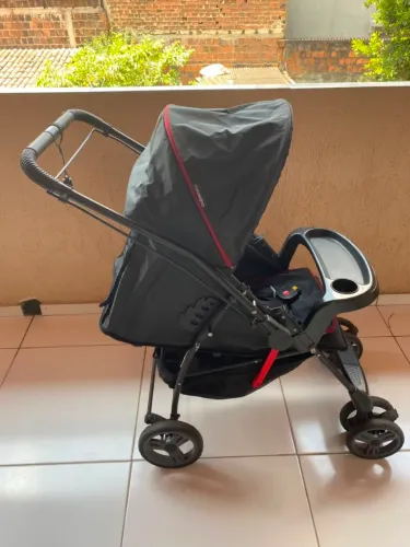 Carrinho de bebê, bebê conforto, motinha e banheira.