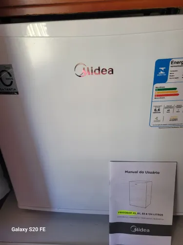 Frigobar Midea 45 litros pouco uso. R$ 400,00. Motivo compra de geladeira maior.
