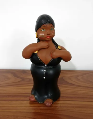 Escultura Cerâmica Moça de Vestido Longo Preto - Arte Popular Alto do Moura (PE)