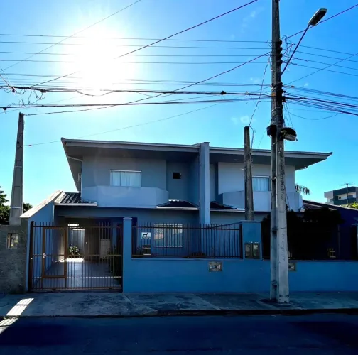 Sobrado para Venda em Joinville, Iririú, 3 dormitórios, 1 suíte, 3 banheiros, 2 vagas