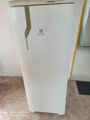 Vendo geladeira Frost Free Electrolux.