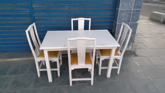 Conjunto de mesa com 4 cadeiras de madeira maciça