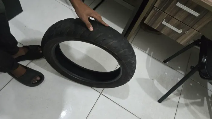 Pneu usado MICHELIN da fazer 250, 2015. Só tem 1 macarrão