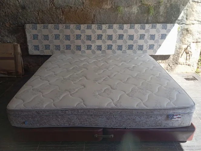 Cama king size com colchão